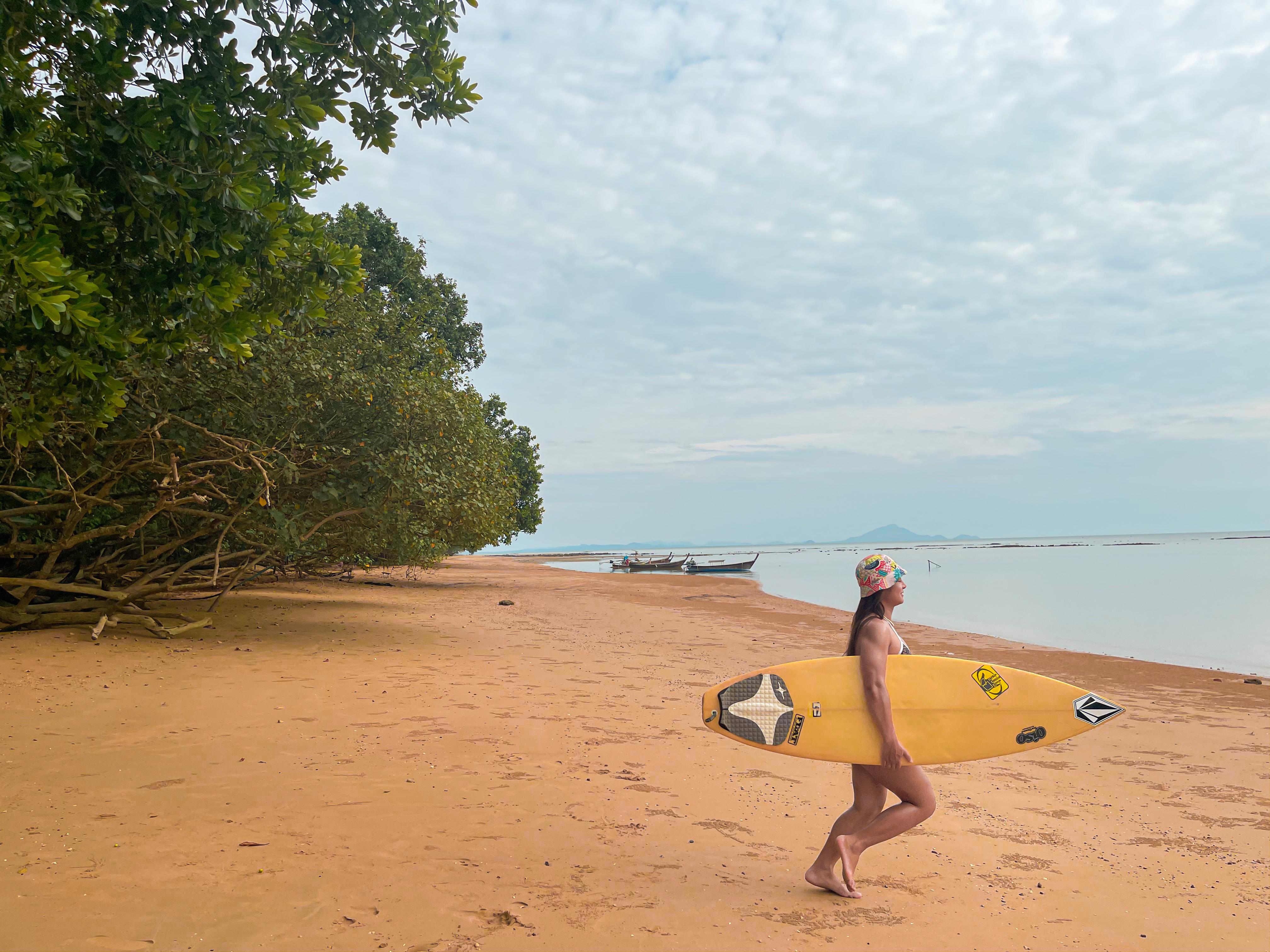 Anana Ecological Resort Krabi - Sha Extra Plus Ao Nang Dış mekan fotoğraf A surfer at the beach